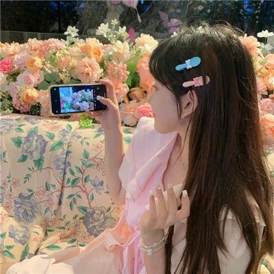 腰间持枪